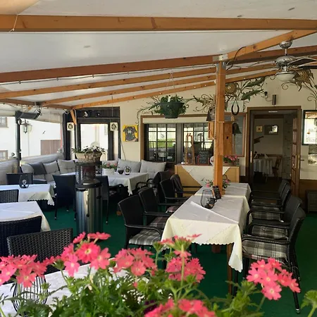 & Restaurant Zum Deutschen Haus فندق غلاشوتين